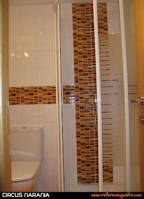 Un baño en 2 colores: Blanco y Naranja ~ Reformas Guaita