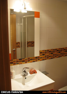 Un baño en 2 colores: Blanco y Naranja ~ Reformas Guaita