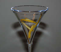 Citronskal i cocktailglas