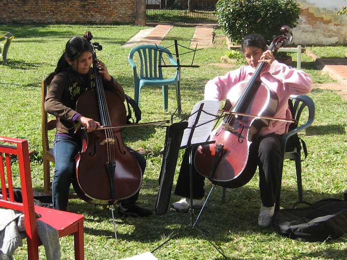 Cellostunde im Garten