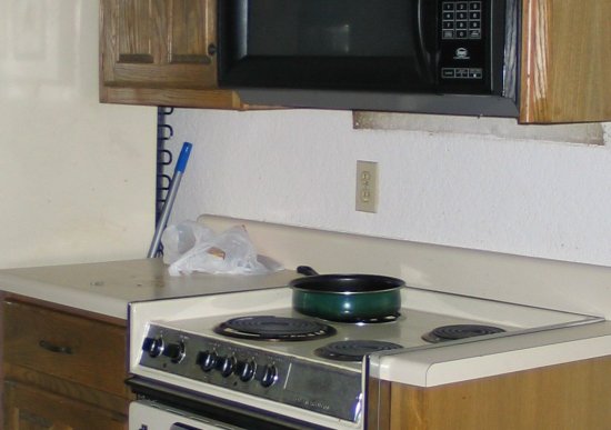 [kitchen+before+with+electrical+outlet.jpg]
