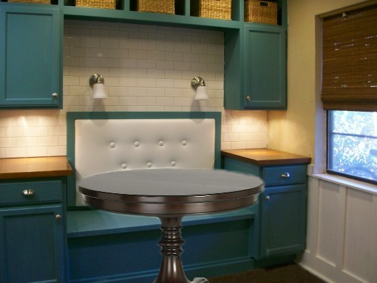 [eating+area+with+beautiful+table.jpg]