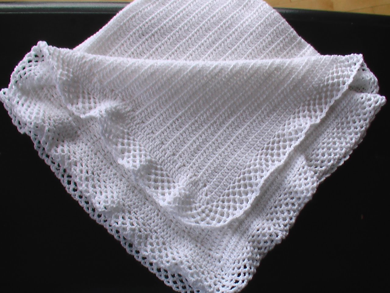 * COUVERTURE DE BAPTÊME AU CROCHET (intermédiaire)