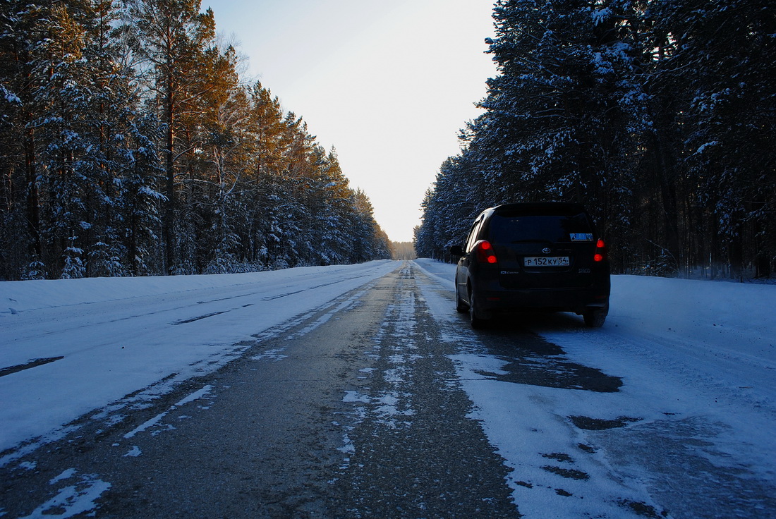 Дорога домой машина. Зимняя дорога. Машины на трассе зимой. Дорога зимой ночью. Ночная зимняя трасса.