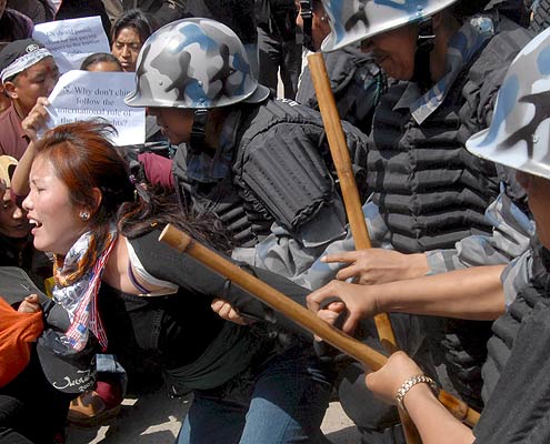[Una+manifestante+tibetana+es+arrestada+por+la+policÃ­a+durante+una+protesta+convocada+en+Nepal.+(Narendra+Shrestha+EFE).jpg]