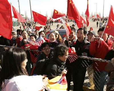 [Un+manifestante+contra+los+JJOO+en+Pekín+se+enfrenta+a+partidarios+del+Gobierno+chino..jpg]