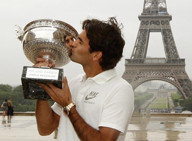 [Roger+Federer,+con+el+trofeo+de+Roland+Garros+frente+a+la+torre+Eiffel.-+REUTERS.jpg]