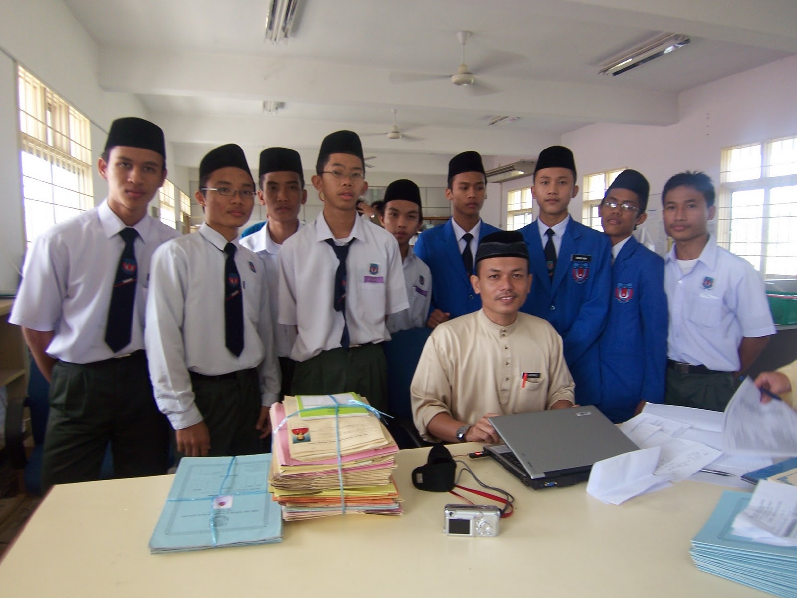 AKU DAN SMK ABU BAKAR AL- BAQIR