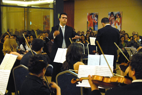 Francisco Amaya dirigiendo a la OASB