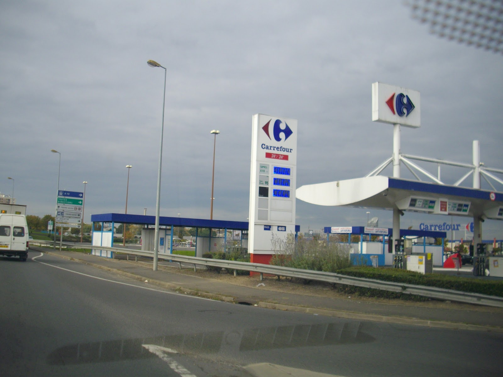 De tout et de rien Blocage du dépôt de carburant de Saint