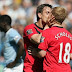 Apasionado beso entre jugadores del Manchester United