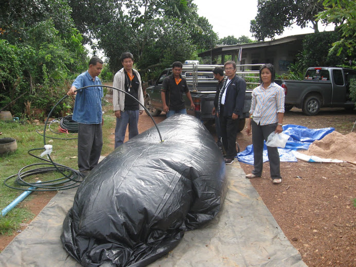 ประธาน อส.พน.และประธาน ทสม.จ.ฉะเชิงเทราได้นำอุปกรณ์พร้อมสาธิตวิธีการทำถุงหมักใบโอแกสแก่ประธาน ทสม.อ