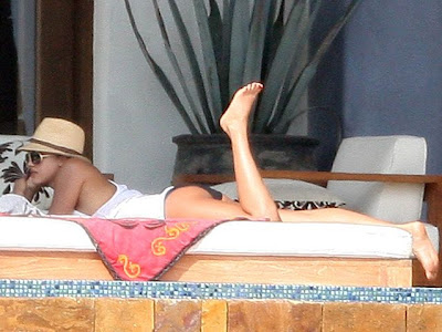 Jessica Alba Relaxing In Cabo