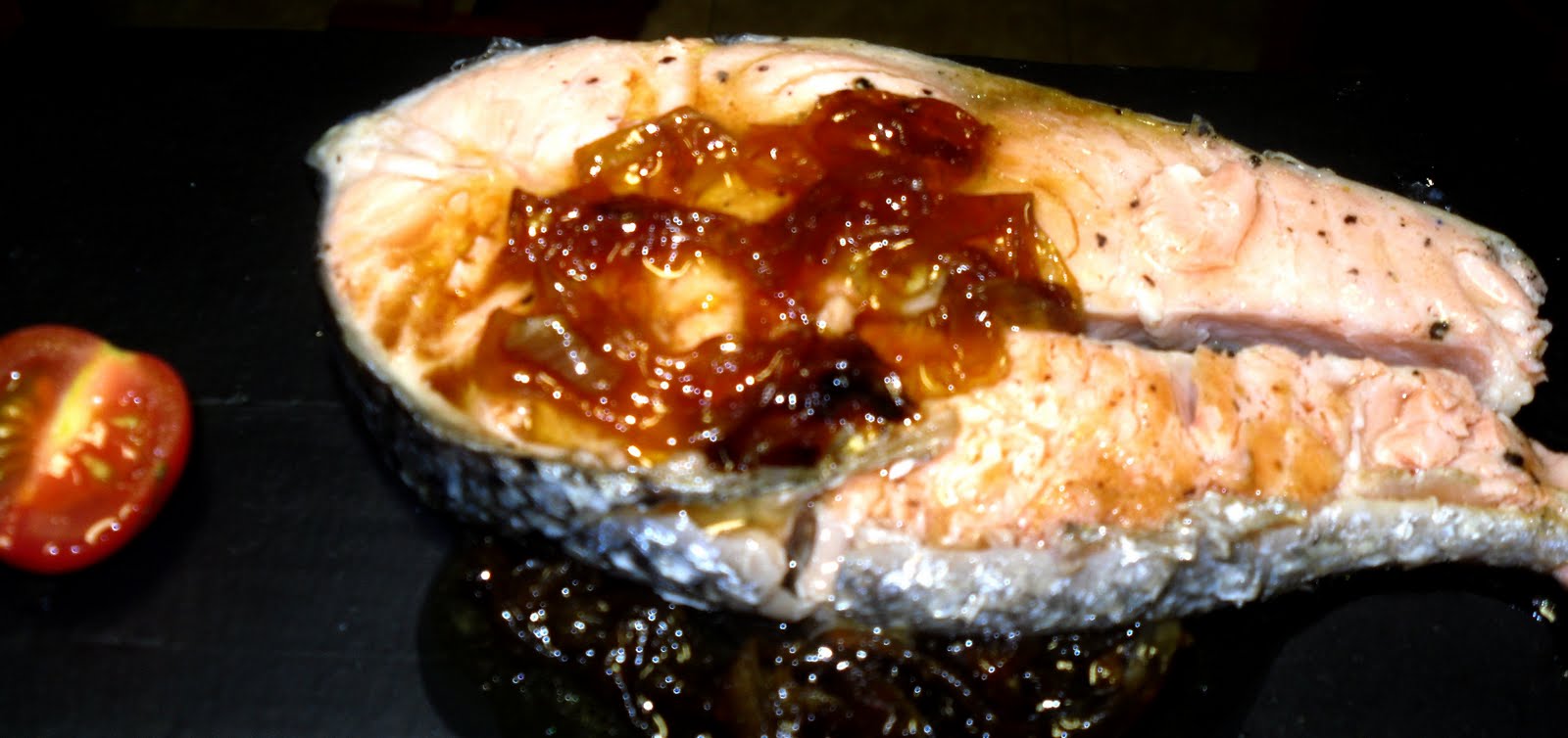 LA COCINA PLURAL: SALMÓN PLANCHA CON CEBOLLA CARAMELIZADA A LA SOJA Y MIEL