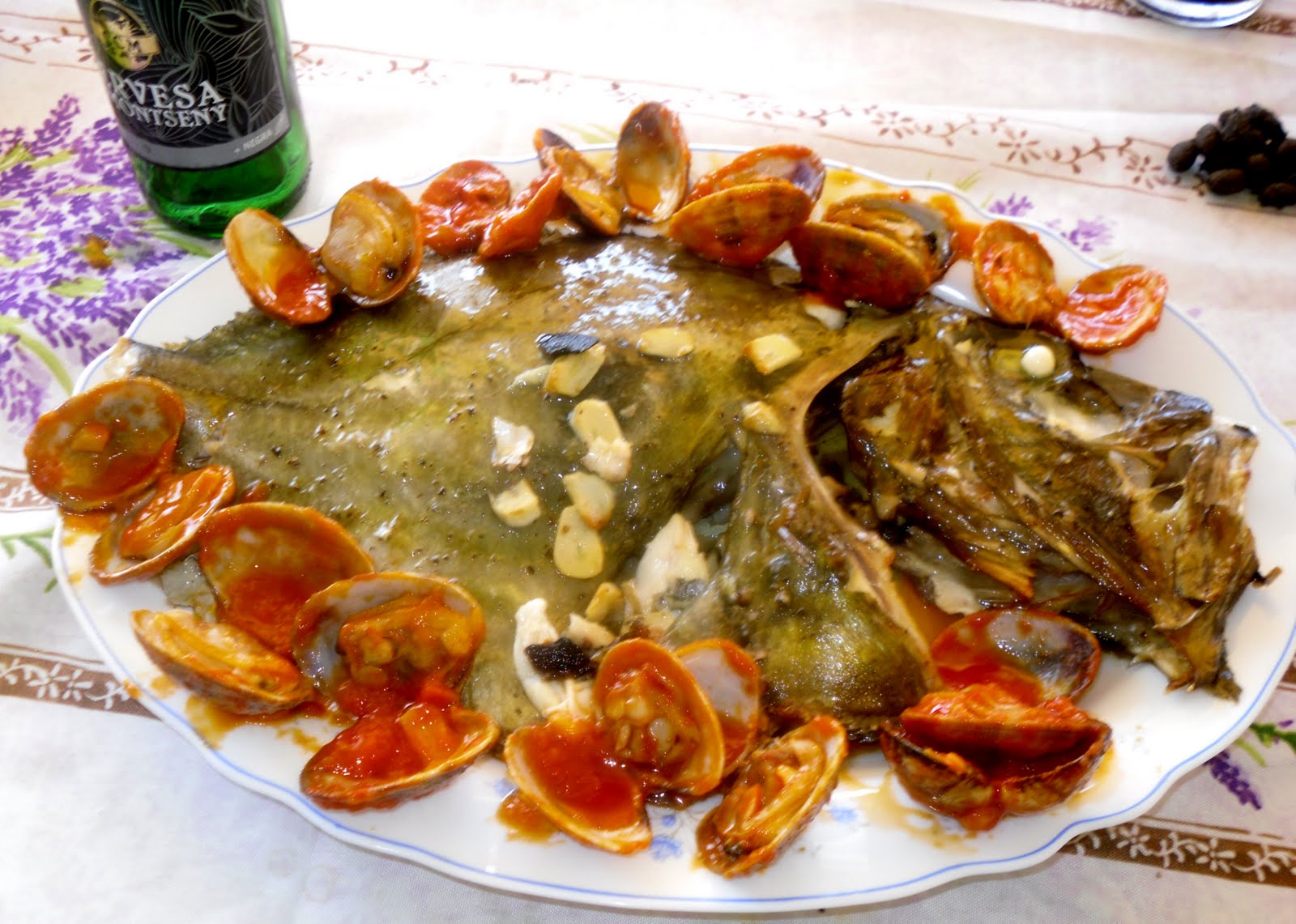 LA COCINA PLURAL GALLO SAN PEDRO CON ALMEJAS EN SALSA ROJA VIDEO