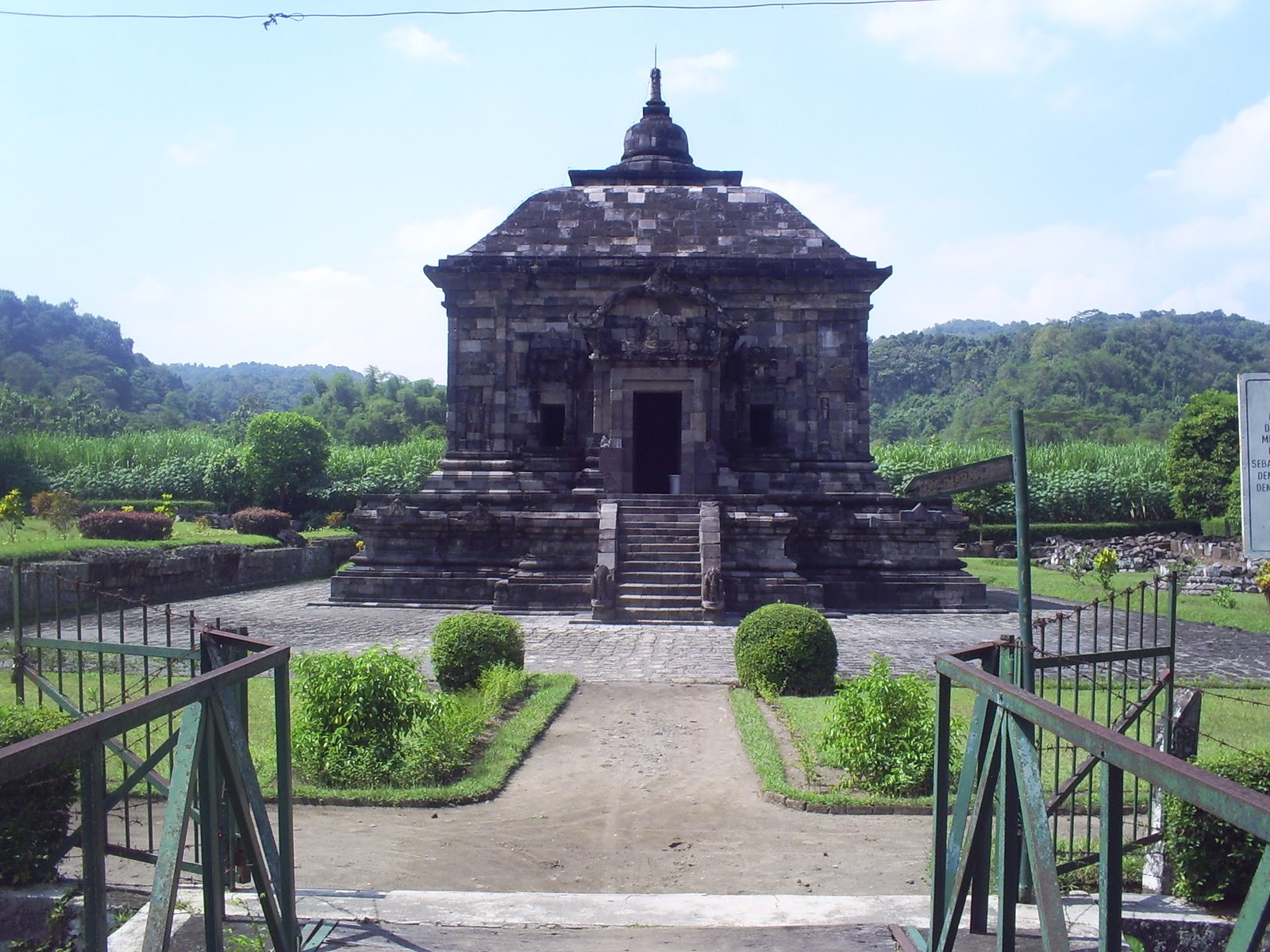 Adventure of Java Island: keliling candi banyunibo