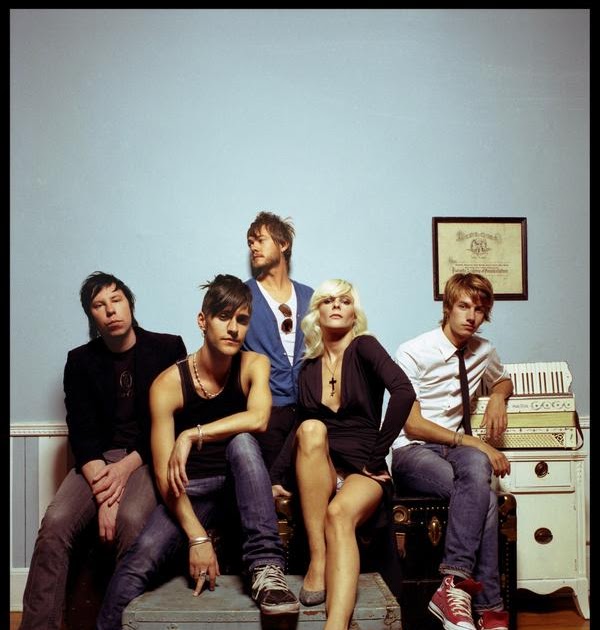 We listen to the sounds. The sound солистка. The sound from the lions mouth. Sound фото. The sound солистка.