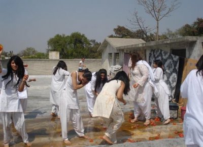 [Indian-Girls-Playing-Holi-Photos-11.jpg]
