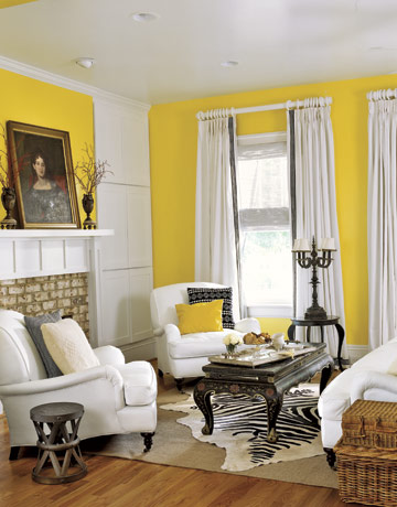 [Black-White-Furniture-in-Yellow-Living-Room-HTOURS0207-de-65061372.jpg]