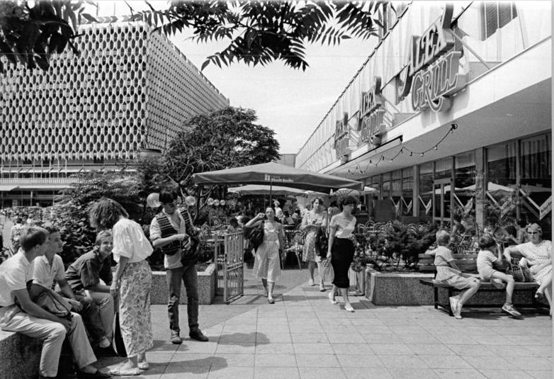 [Bundesarchiv_Bild_183-1987-0727-005,_Berlin,_Alexanderplatz,_Restaurant.jpg]