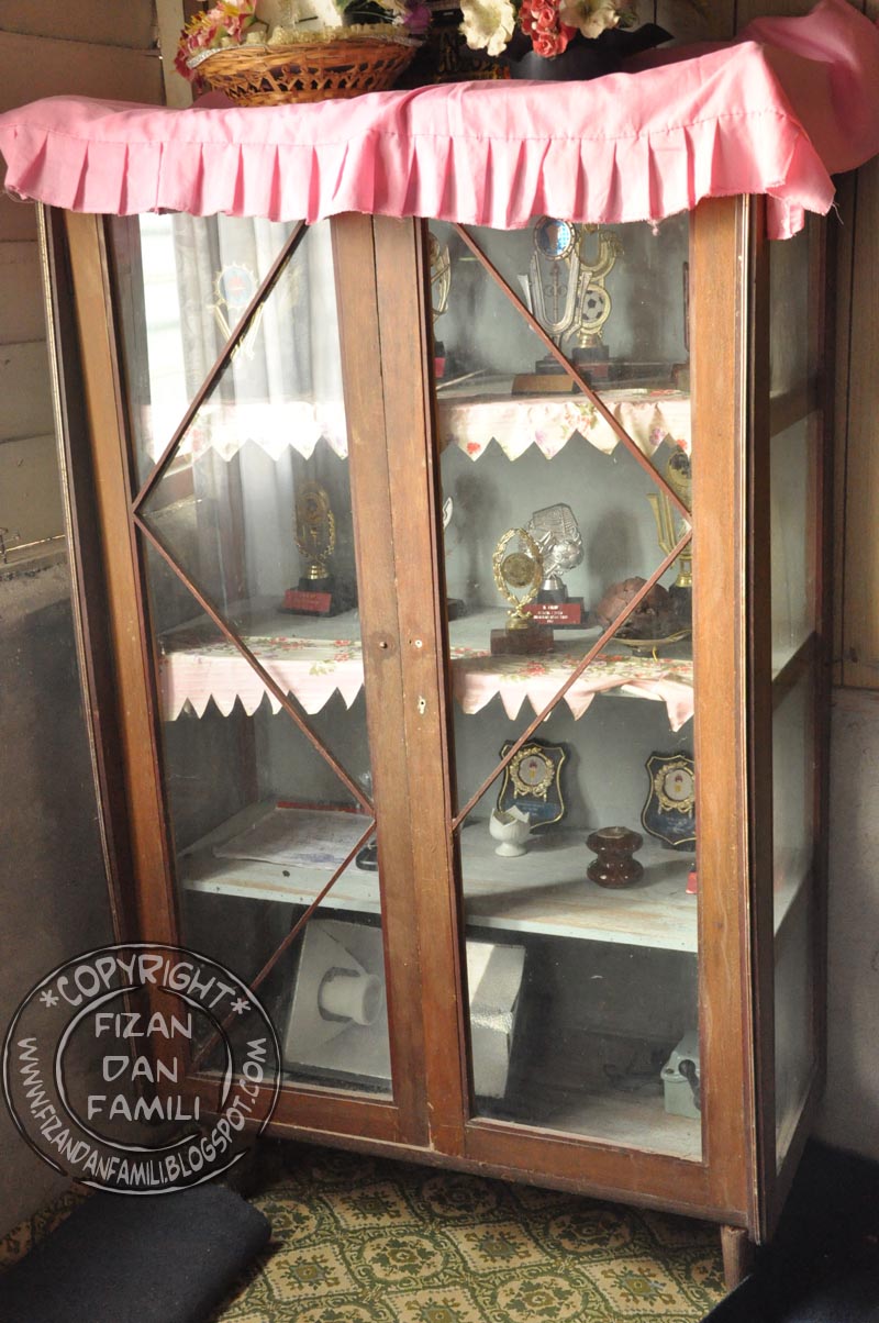 Nazira's Cottage Telling Story: Almari Hiasan