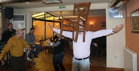 Εντυπωσίασε ο Πάνος Καλός από τον Δρυμό, χορεύοντας λεβέντικα ζεϊμπέκικο,  κρατώντας μια καρέκλα με τα δόντια του.