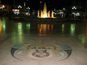 Vista nocturna de la Plaza de Armas de Nasca