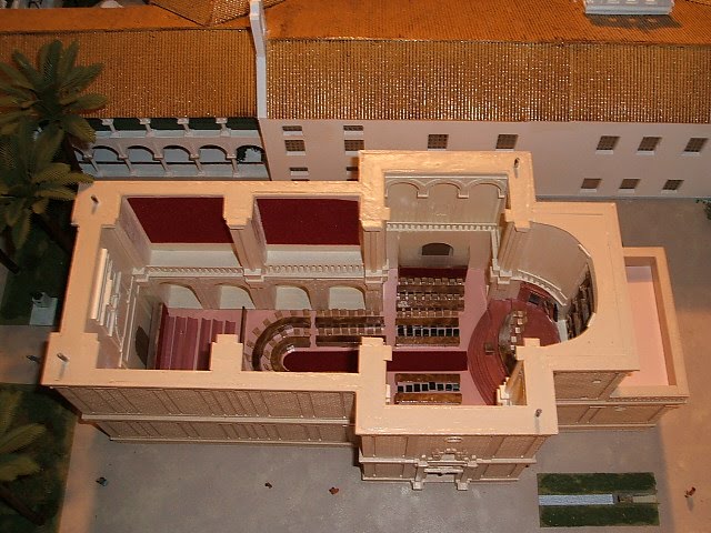 Fuensanta Coves inauguró la exposición sobre el Parlamento de Andalucía