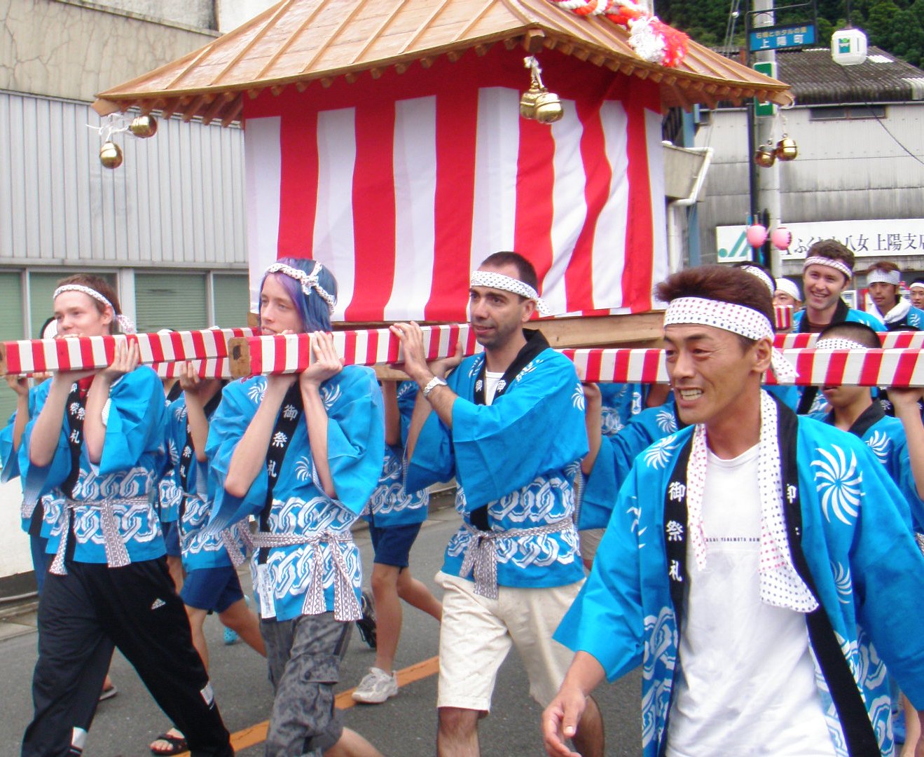 [3mikoshi+up.JPG]