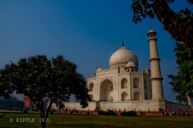 Posted by Ripple (VJ) on PHOTO JOURNEY @ www.travellingcamera.com : ripple, Vijay Kumar Sharma, ripple4photography, Frozen Moments, photographs, Photography, ripple (VJ), VJ, Ripple (VJ) Photography, Capture Present for Future, Freeze Present for Future, ripple (VJ) Photographs , VJ Photographs, Ripple (VJ) Photography : Taj Mahal is an enigma. Not only in the aesthetic sense, but also from a photographer's point of view. While it is a monument of every photographer's dreams, it is very difficult to get a good picture of it. Why? Because it is white. And if you have ever taken photography a little seriously, you will understand what I am talking about. During my last visit to Agra, I tried to get some good pictures of Taj. But it took a lot of playing around with the Aperture and Shutter Speed to get decent pictures. Here are some of my experiments: Tajmahal @ Agra, Utter Pradesh, INDIA: In this picture, while the whiteness of Taj has been de-emphasized, I have tried to bring out its beauty by contrasting it against the deep blue sky.