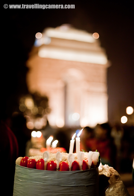 India Gate - Alive at Night : Apart from the nigh clubs and pubs, there is another place in Delhi that comes alive at night. It is right at the heart of the city, India Gate. However, unlike pubs and clubs, most people are there to spend time with their families. The whole area is vibrant with Children, Newlyweds, joint families and amongst them all, hawkers to sell some of the Delhi's famed streetside food. You can also see dotted here and there some policemen to ensure nothing shady happens in the bushes. : India Gate is majestic and is surrounded by some of the most interesting buildings of Delhi. The whole area is under 24 hour security cover as it should be considering the President's house is just a few metres away. You don't expect such an area to be the party hub for middle-class Delhi Families. But it is!The monument itself stands in memory of the brave soldiers who died fighting  in World War I and the Third Anglo-Afghan War. If you look closely at the walls of the monument, you will see the names f all of the soldiers who lost their lives. And beneath the canopy an eternal flame known as the 