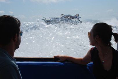 [boat+race+to+Isabela.jpg]