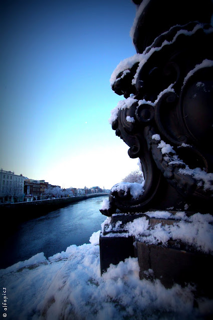 Neve a Dublino sul fiume Liffey