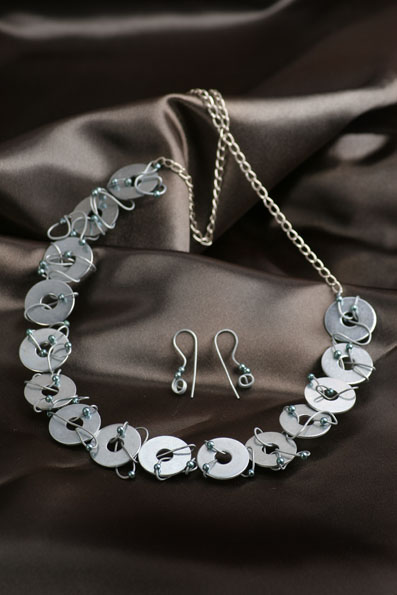 4 / colier si cercei metal cu margele de plastic / 90 ron