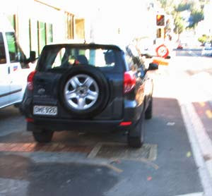 Ghuznee St pavement blocked by rental SUV