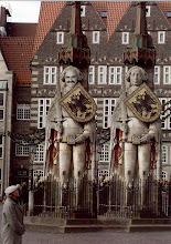 Nicolás junto al Roland de Bremen