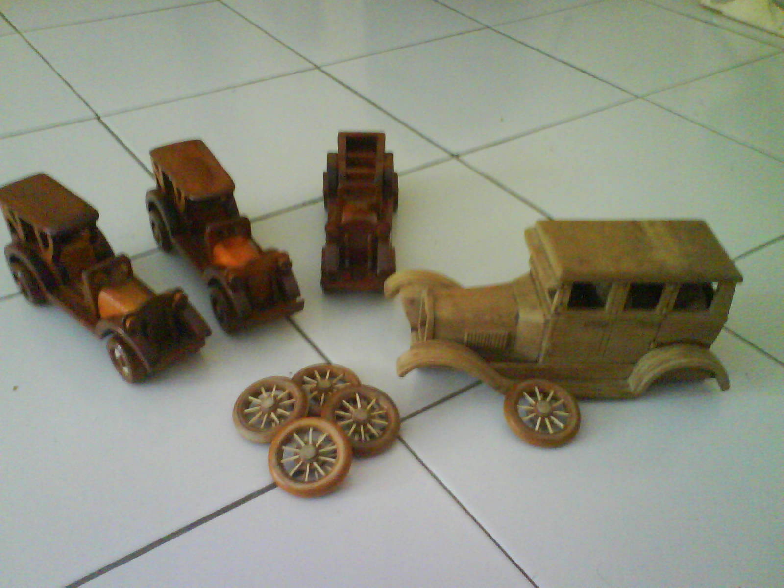 Hasil Kerajinan Tangan Anak Berketunaan.. Mobil Miniatur Dari kaYu