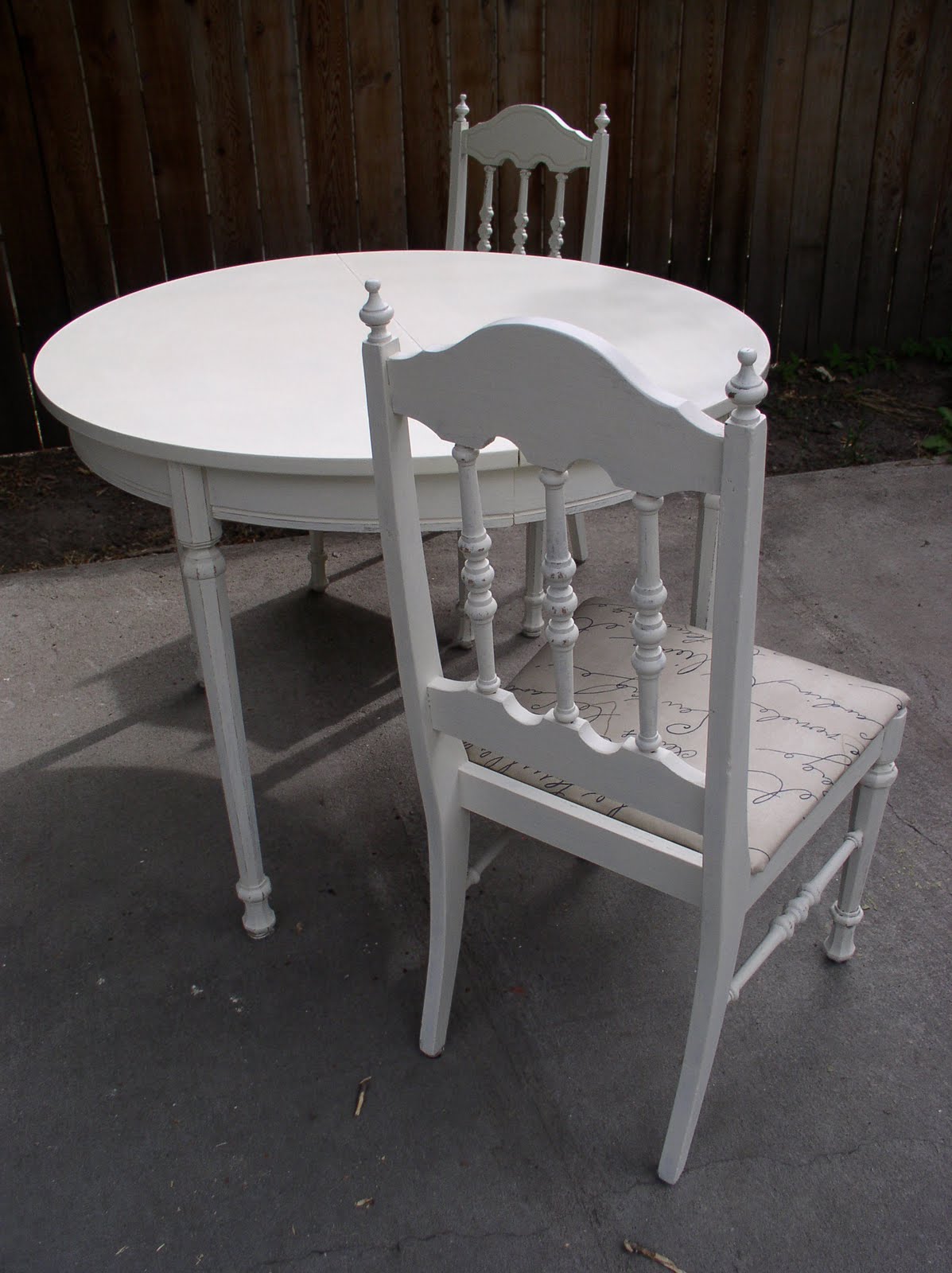 [round+table+and+two+chairs+04.JPG]