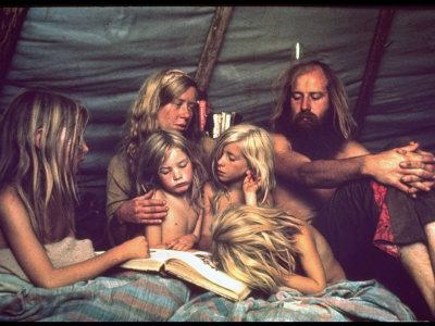 [john-olson-tent-dwelling-hippie-family-of-mystic-arts-commune-bray-family-reading-bedtime-stories.jpg]