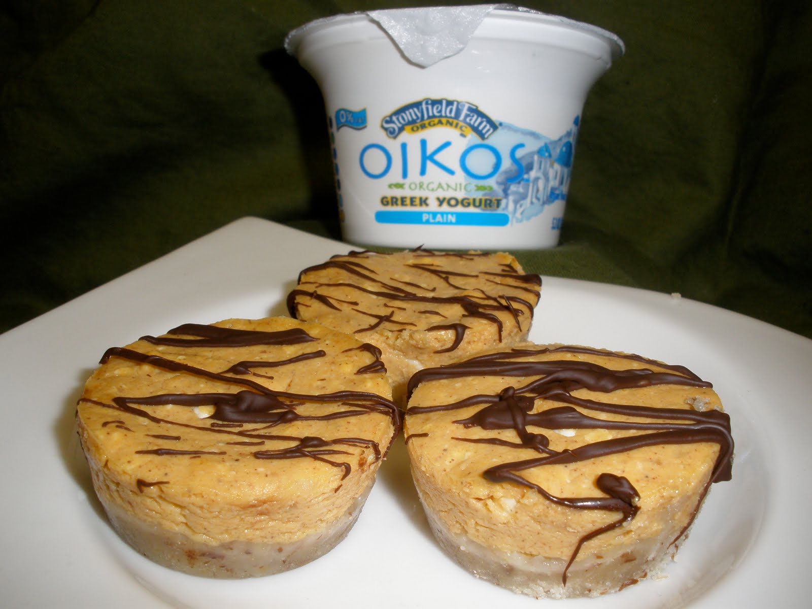 uncovering-food-oikos-miniature-pumpkin-chocolate-cheesecake