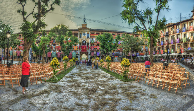 PLAZA DE ZOCODOVER ADORNADA A LA ESPERA DE LA LLEGADA DE LA CUSTODIA