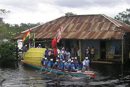 Casas de ribeirinhos alagadas.