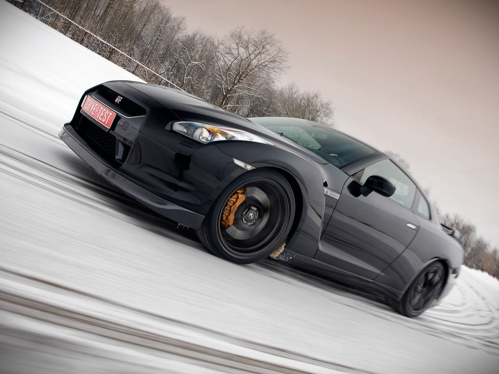 Игрушечный nissan gtr