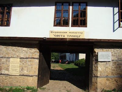 Входна порта на Етрополски манастир