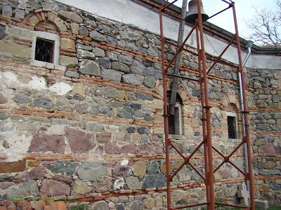 Църквата на село Чуйпетлово „Света Петка“-странична стена с камбаната
