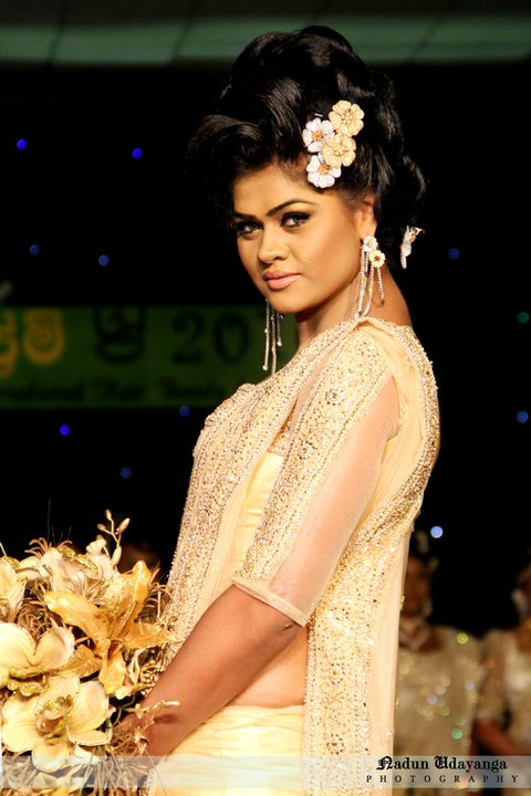 Srilankan Brides stylish and colourful Saris ~ Sri Lankan Wedding Photo