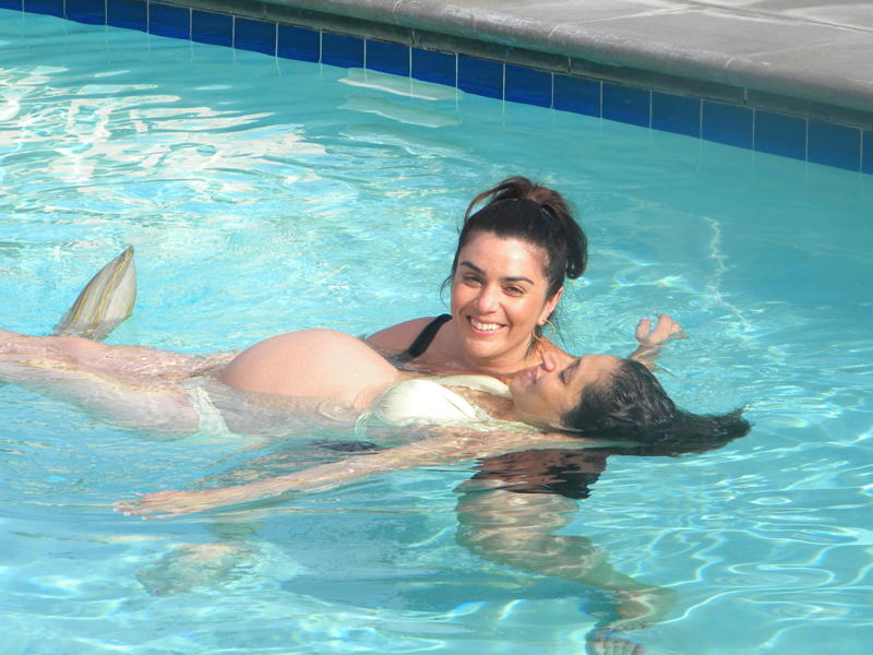Можно ходить в бассейн беременным. Занятия для беременных в бассейне. Беременные в бассейне. Аквааэробика для беременных. Бассейн для беременных.