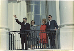 Ceausescu la Casa Alba pe balcon impreuna cu Richard Nixon