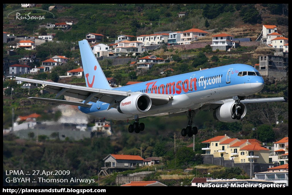 [G-BYAH_Thomson_LPMA_27abr2009b.jpg]