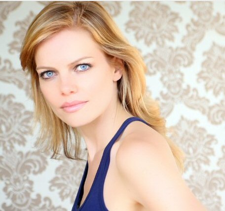 kristen stewart: Hot Mircea Monroe